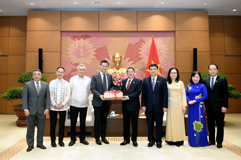 Thượng nghị sĩ Sherwin T. Gatchalian tặng quà lưu niệm cho Phó Chủ tịch Quốc hội Nguyễn Đức Hải